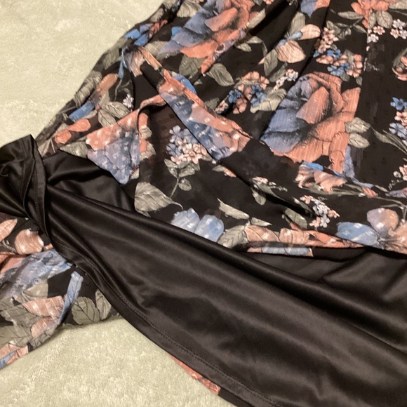 NWOT Torrid black floral clip dot dress with removable slip, size 1 - Picture 6 of 8